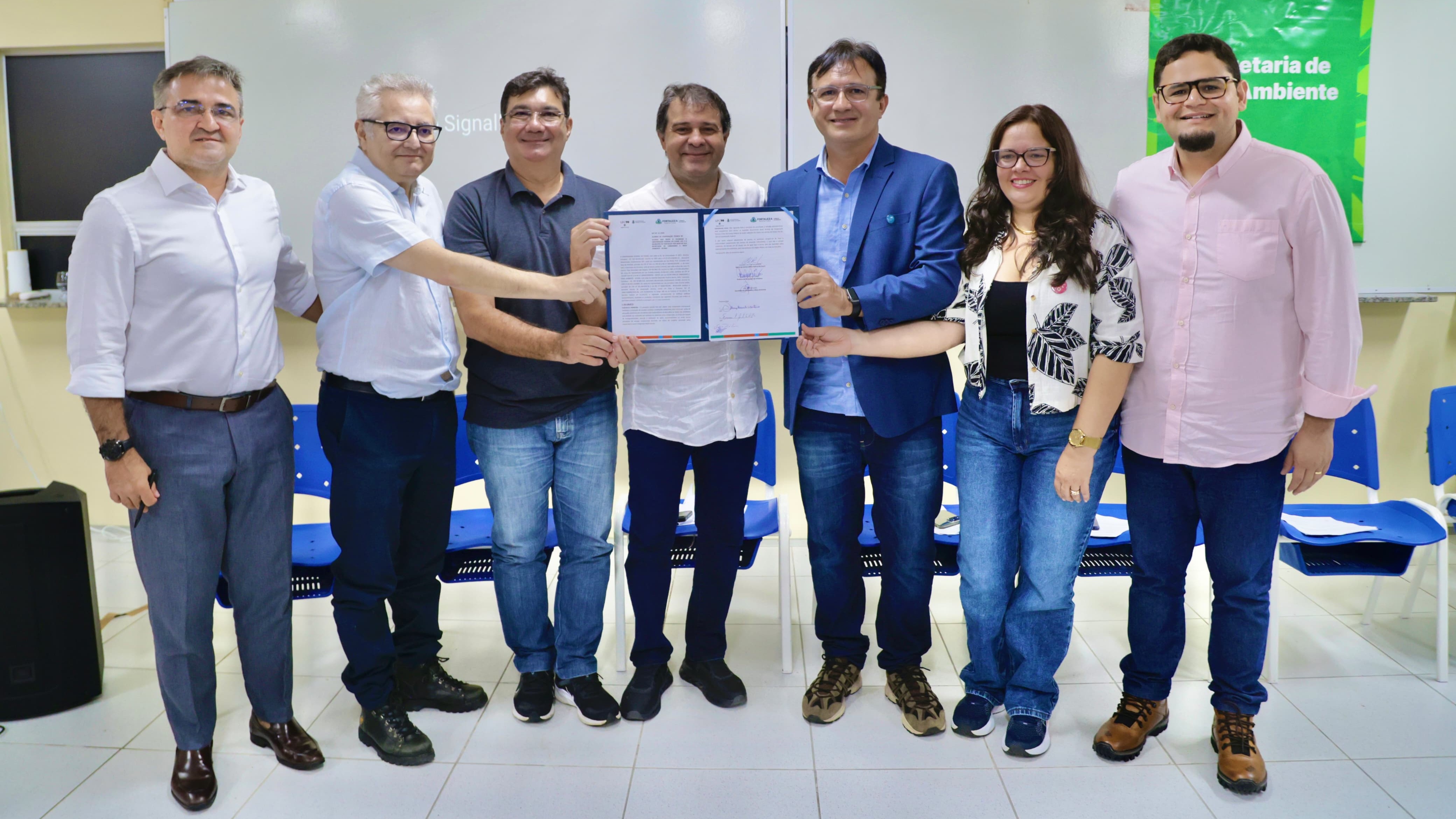 grupo de pessoas posa para a foto